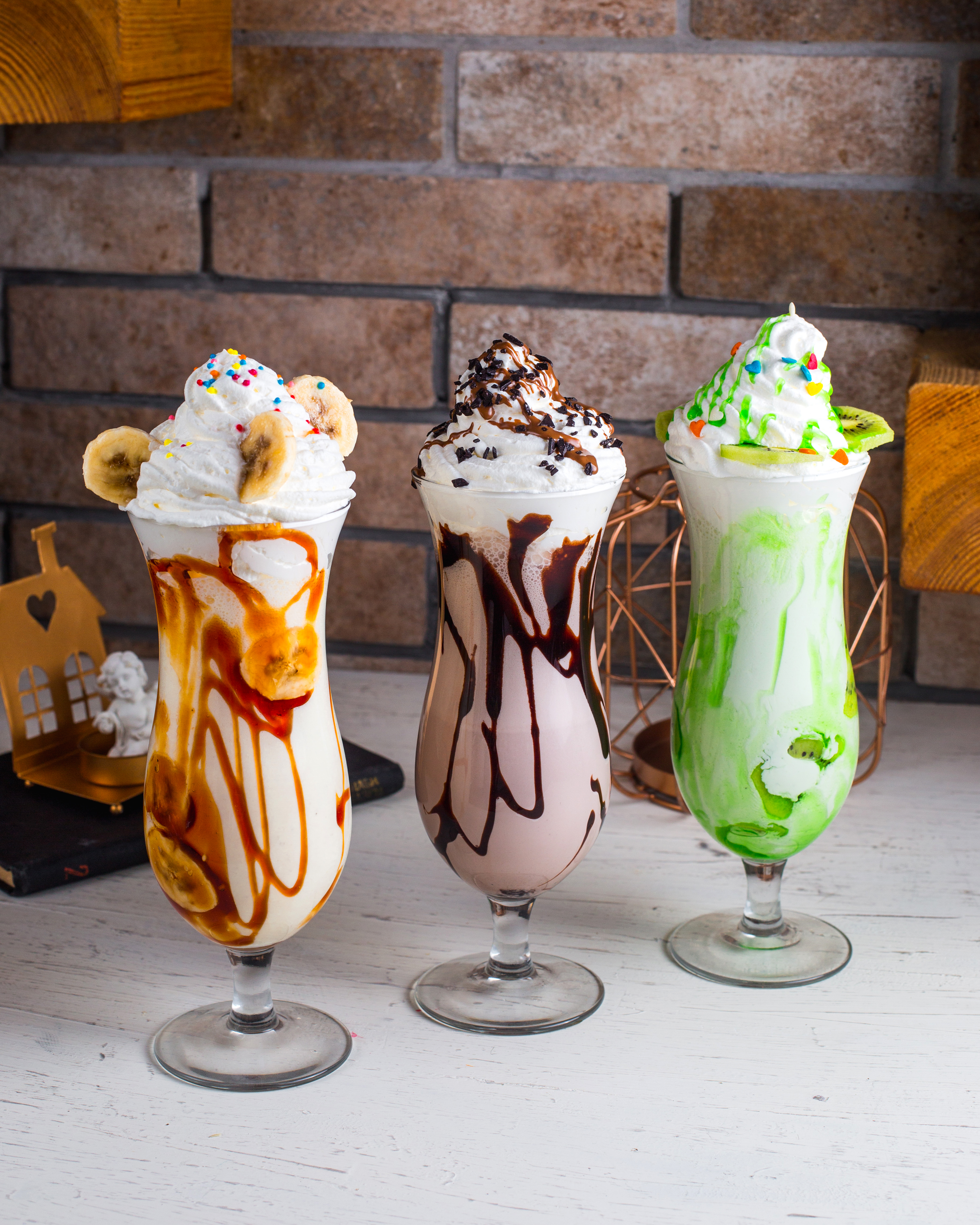 milk-shakes de 3 sabores sobre uma mesa